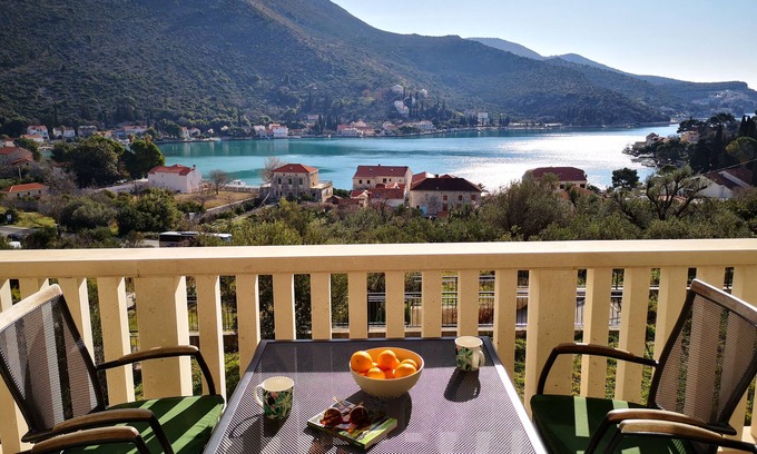 Zaton Apartment | Waterfront apartment LeMi with garage