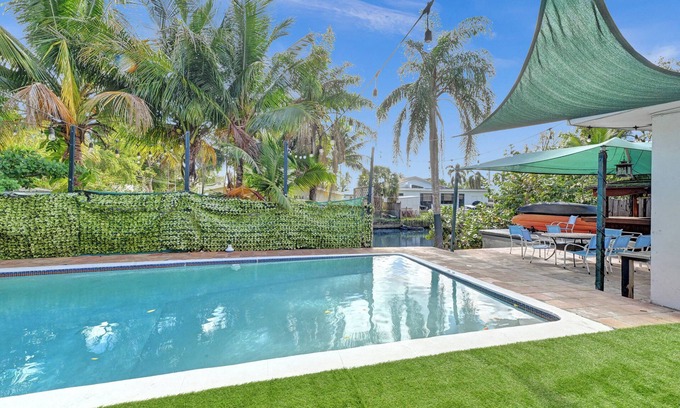 Ojus House | Waterfront huge Villa w/pool + tikibar + games