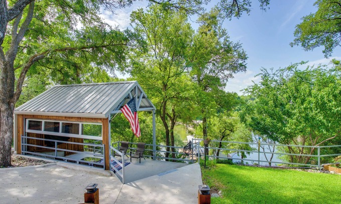 Lake Bridgeport Cottage | Waterfront Lake Bridgeport Home w/Private Dock