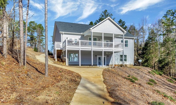 Townville House | Waterfront Lake Hartwell home with dock in place! 30 min to Clemson