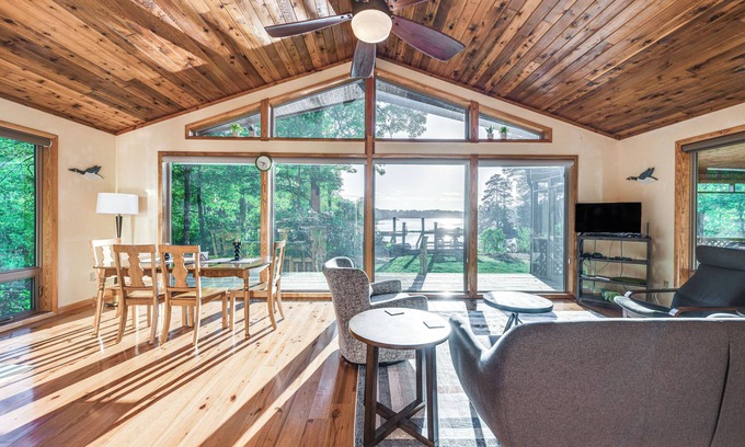 Lancaster Cabin | Waterfront Lancaster Cabin ~ 10 Mi to Kilmarnock!