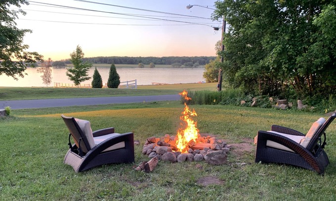 Waddington House | Waterfront location - 1 br in RV sleeps 4