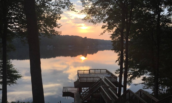 Bracey House | Waterfront Log Cabin On Lake Gaston