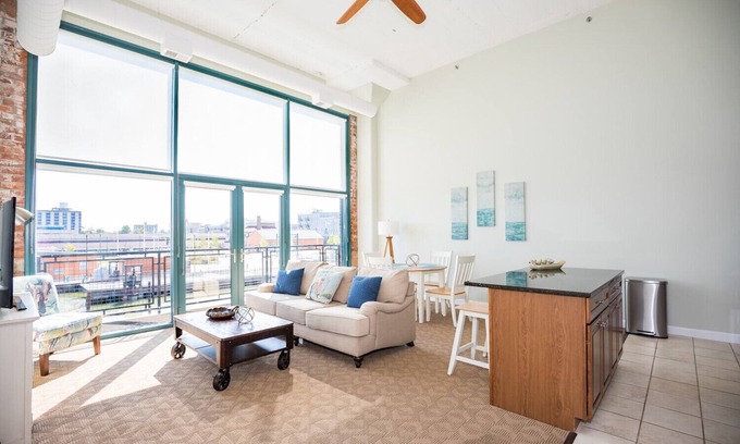 Sandusky Condo | Waterfront Luxury Condo - Sleeps 4 with Cedar Point View!