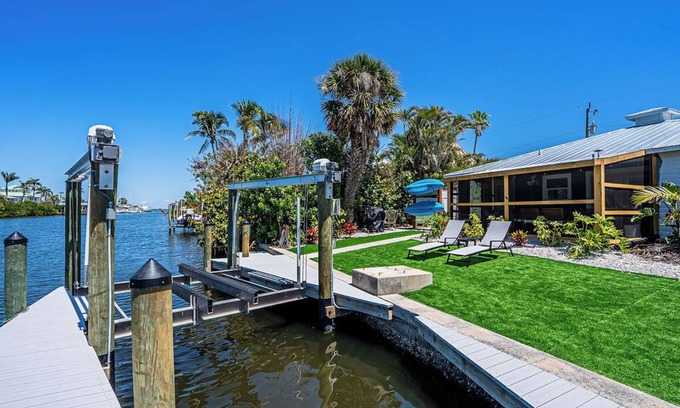 Bokeelia House | Waterfront Oasis with Boat Lift & Hot Tub in Bokeelia
