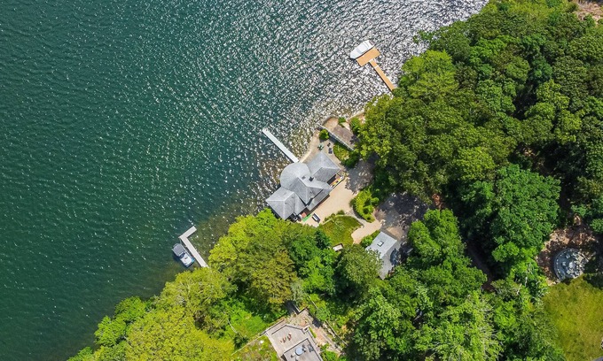 Mashpee House | Waterfront on Wakeby Pond RPLO015