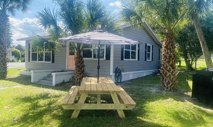 Bay Crest Villa House | Waterfront Palm Cottage