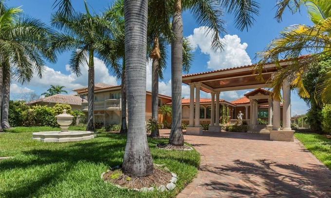 Surfside House | Waterfront paradise in private bay