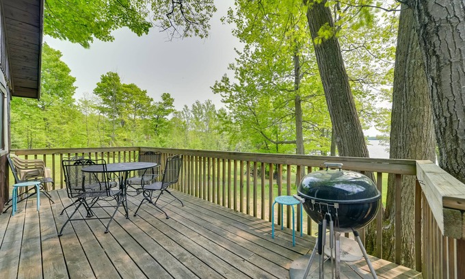 Carp Lake Cottage | Waterfront Paradise Lake Cottage w/Private Dock!
