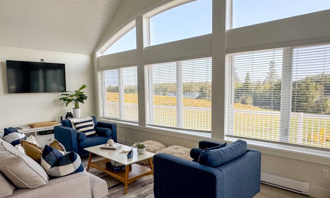 Anne's Land Cottage | Waterfront, Private, AC, and Close to Cavendish