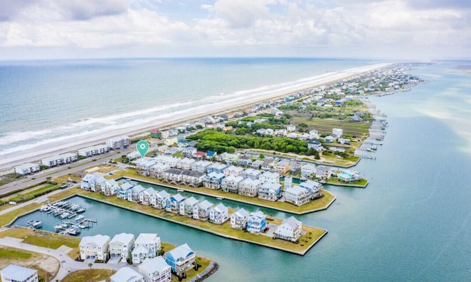 Topsail Beach House | Waterfront*Steps to beach*Boat Launch*Kayaks*Pools