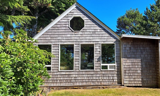Lincoln City Cottage | Waterfront studio cottage...just steps to the sandy shoreline of the Siletz Bay