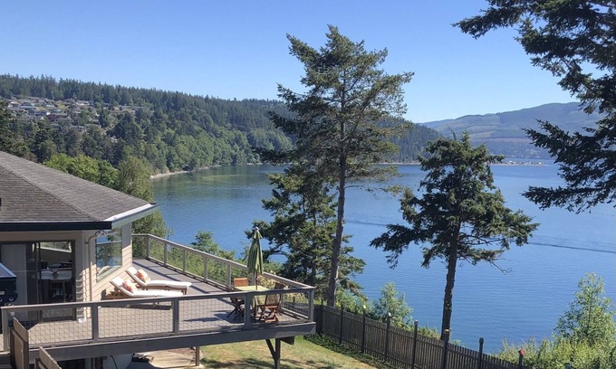 Adelma Beach House | Waterfront, Sunsets and Mountains - we accept pets!