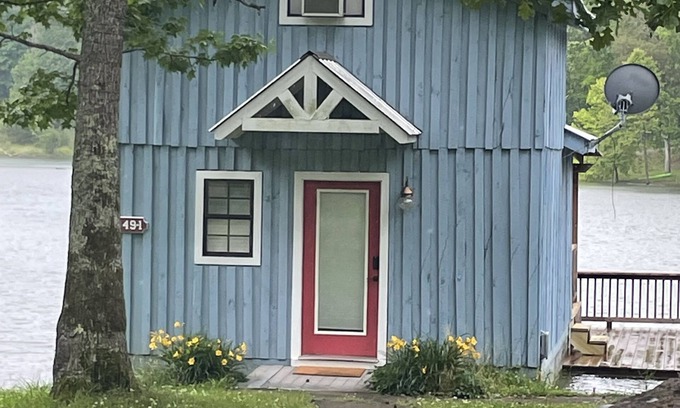 Rising Fawn Cabin | Waterfront Tiny Fishing Cabin -30 minutes from Chattanooga