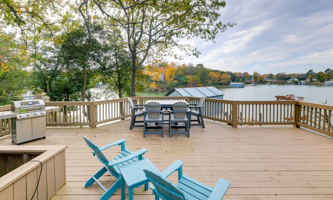 Topping House | Waterfront Topping Vacation Home w/Boat Dock!