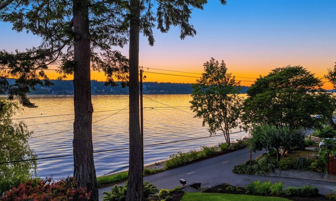 Bainbridge Island Cottage | Waterfront Tranquility on Crystal Springs