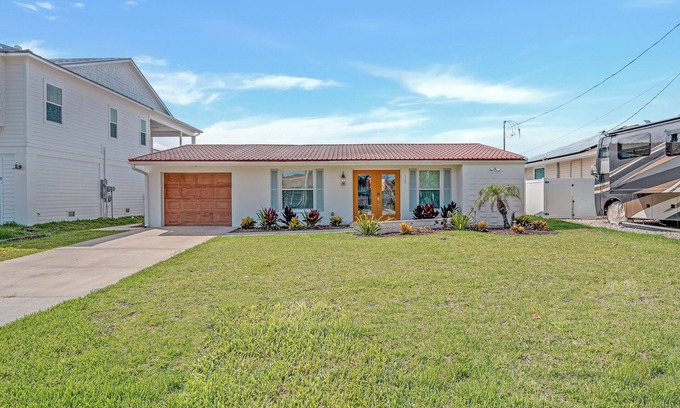 South Island House | WATERFRONT VACATION HOME! 2 BED + DEN 2 BATH. POOL HOME.