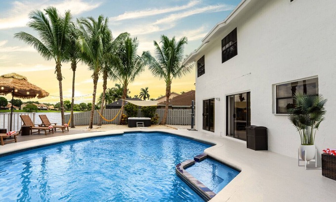 Pembroke Pines Villa | Waterfront Villa w/Pool Game Room Cinema Spa
