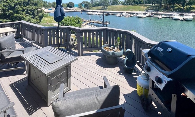 Downtown Kenosha House | Waterfront with Lake Michigan Views! Walking distance to beach, restaurants/bars