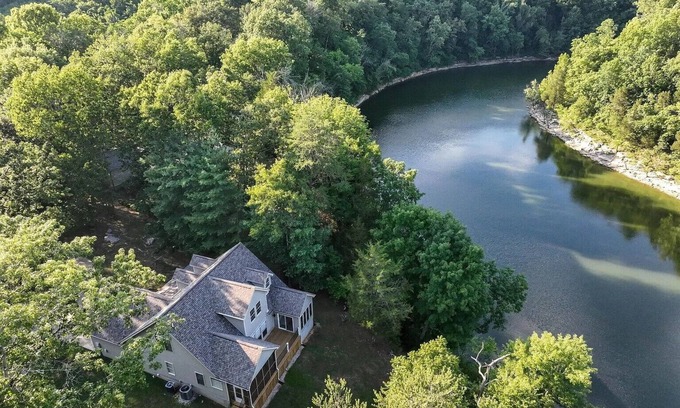 Somerset House | Waters Edge 4-bedroom house with AC and WiFi in peaceful Somerset