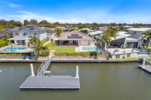 Banksia Beach House | Waters Edge!