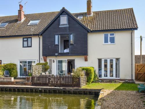 Irstead House | Waterside