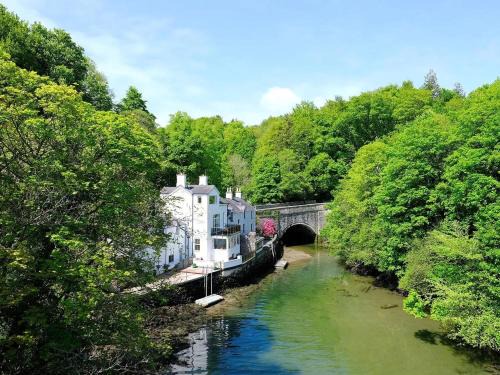 Menai Bridge House | Waterside - Luxury Menai Bridge Holiday Home - 4 Bed 4 Bath