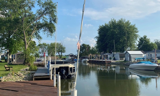 Port Clinton House | Waterside Retreat! Canal front, family friendly, big yard, boat access