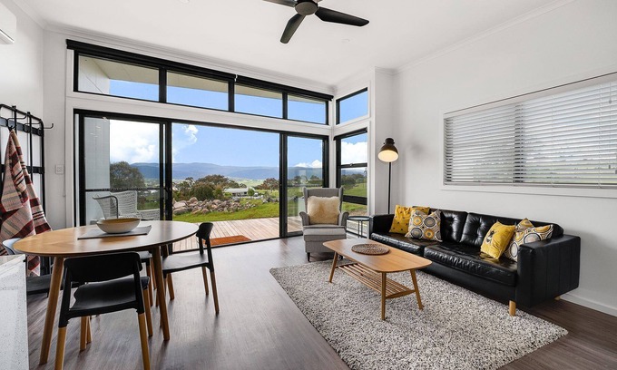East Jindabyne Cabin | Wattle Eco Lodge at Peak View Farm