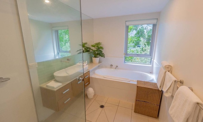 Point Lookout Apartment | Waves 12 Beachfront Apartment with pool
