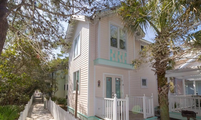 Seaside Cottage | "Waves" | Community Heated Pool | Close to Town Square & Private Beach Access | Dog-Friendly