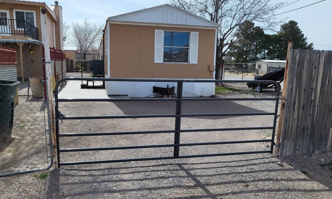 Truth or Consequences House | We are about one and a 1/2 miles from downtown and the hot tubs.
