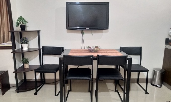 Paranaque House | We are near at Bank, Convenience store, Wet Market and fast food chain.