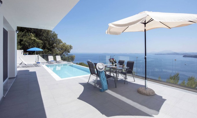 Pirgi Villa | We are Nikos and Litsa, passionate about travelling.