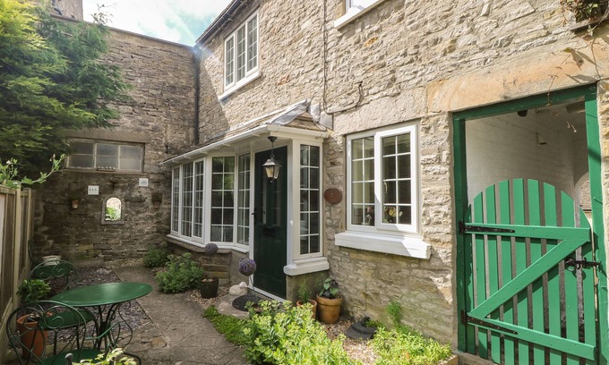 Middleham Cottage | WEDGEWOOD COTTAGE, pet friendly, with open fire in Middleham