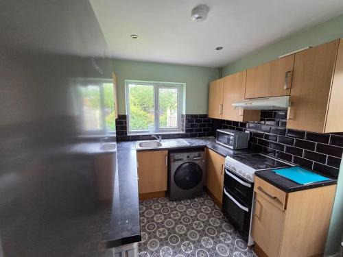 Huddersfield House | Weekly 10 percent Off ,WiFi & Parking, Group Stay 8