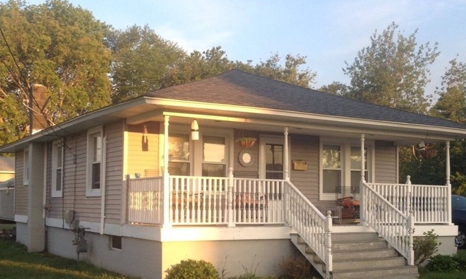 Misquamicut Cottage | Weekly rental July,Aug, weekends June,Sept. Crated Dogs w a fee