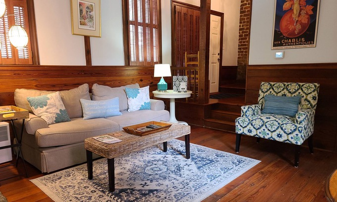 Historic Downtown Savannah Cottage | WEEKNIGHT DISCOUNTS! Charlton Lane Cottage is SO Savannah!