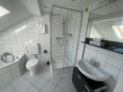 Emden Apartment | Weißes Apartmenthaus am Kanal