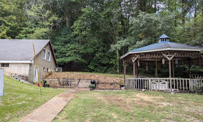Tamms House | Welcome campers, hikers, fishermen, girls' weekend wine getaways!