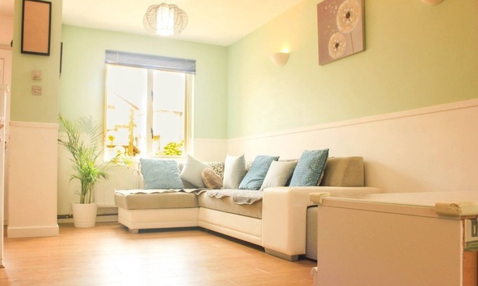Hillingdon House | Welcome Home Twin Bedroom near Heathrow, London