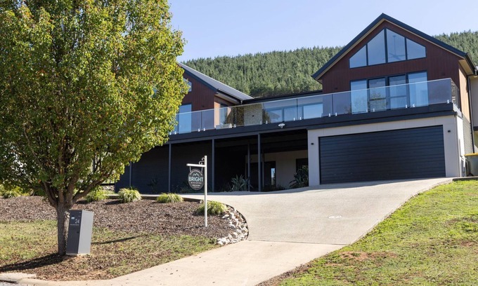 Bright House | Welcome to 24 Mountain Mist a modern property with entertaining and relaxation at its best