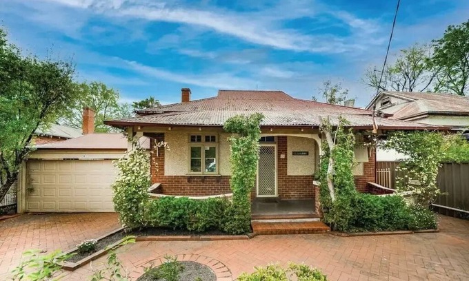 Wagga Wagga Apartment | Welcome to Illyari: Your Charming Red Brick Retreat in Wagga's CBD!