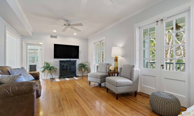 Mobile Condo | WELCOME To Nobles Cozy Condo With Warm Furnishings in Historical Midtown Mobile!