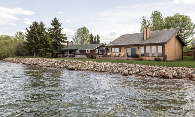 Westerose House | Welcome to On the Rocks (Big Rock)Hot tub