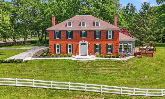 Frankfort House | Welcome to Stillmeadow Farm, a grand Georgian-style home nestled on 135 acres in Frankfort, KY