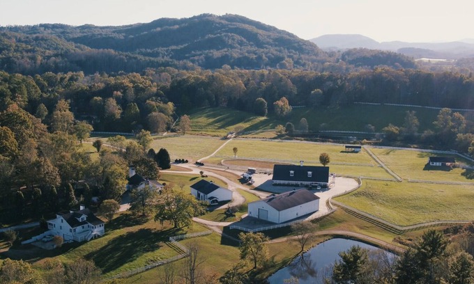 Hendersonville House | Welcome to The Horse Shoe Farm.