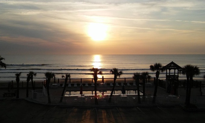 Bostwick Park Resort | Welcome to The Sea Dip Beach Resort located in Daytona Beach! Beach Access Open!