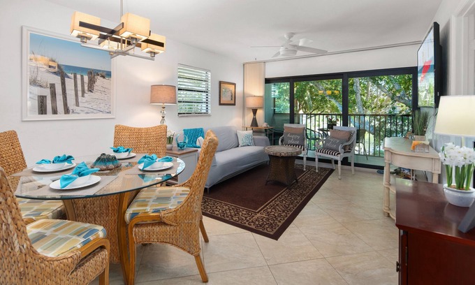 Park Shore Condo | Welcome to Your Dream Getaway!
