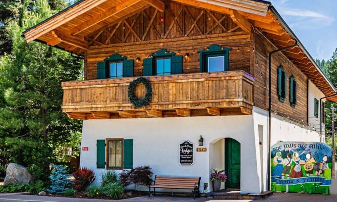 Leavenworth House | Welcome To Your Perfect Group Retreat! Sleeps up to 26 Hot Tub Pet Friendly!